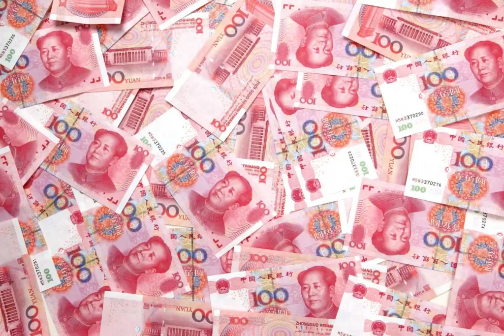 Billetes de 100 yuanes chinos para ilustrar cómo justificar dinero procedente de China legalmente ante el banco.